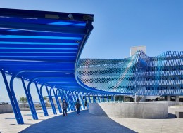 Angle Lake – to przede wszystkim centrum przesiadkowe, w którym połączono parkingi samochodowe i rowerowe, przystanki komunikacji, stację naziemnej kolejki. Ale to nie wszystko. Obiekt zaprojektowano tak, aby służył nie tylko pasażerom.