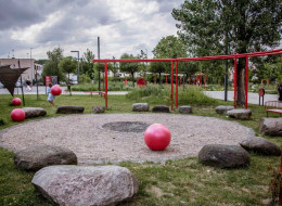 Przy Kulturalnym Obiekcie Multifunkcyjnym w Miliczu powstała nowa przestrzeń rekreacyjna, która łączy edukację, zabawę i przyrodę.