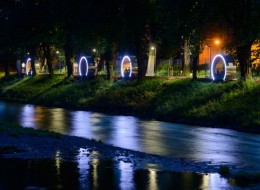 Na zrewitalizowanych brzegach Olzy powstała wyjątkowa przestrzeń ekspozycyjna i rekreacyjna - Open Air Museum Cieszyn. Český Tĕšín to muzeum transgraniczne. Należy ono częściowo do Polski, częściowo do Czech.