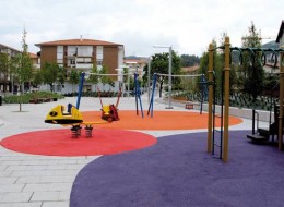 Atalaya Park zaprojektowany przez G&C Arquitectos jest przykładem nowoczesnego i zapraszającego społeczność krajobrazu przestrzeni miejskiej. Położony między budynkami wyglądającymi na połączenie tradycji z nowoczesnością, uderza dopracowanymi szczegółami i precyzyjnie określoną funkcją. Przesłaniem architektów było hasło: „Patrz na mnie, przyjdź i zobacz, ciesz się tym co mam Tobie do zaoferowania”.