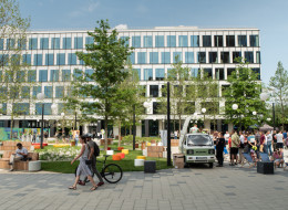 Drzewa, pergole, fontanna czy tężnie solankowe – to tylko niektóre elementy wewnętrznego placu w ramach kompleksu Nowy Rynek, który został właśnie oddany do użytku. Tym samym pracownicy tutejszych biur, ale również mieszkańcy oraz goście zyskali nowe, otwarte dla wszystkich i ciekawie zagospodarowane miejsce do odpoczynku, uzupełniające tkankę miejską tej części stolicy Wielkopolski.