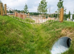Położony na obrzeżach Krakowa Park Reduta został otwarty. Za projekt zagospodarowania przestrzeni odpowiedzialna jest pracownia JWMS, a także sami mieszkańcy, z którymi koncepcja nowego założenia parku była konsultowana