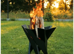 Nowoczesne paleniska ogrodowe to alternatywa dla tradycyjnych ognisk. Żeliwna misa z żywym ogniem nie tylko dobrze się prezentuje, ale i pozwoli przygotować pyszne potrawy w letnie popołudnie.