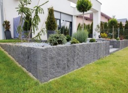 Wykorzystywanie materiałów o spójnej stylistyce to prosty sposób na stworzenie harmonijnej kompozycji ogrodowej. Niemałą popularnością cieszą się więc kompleksowe kolekcje rozwiązań wykończeniowych, posiadających wspólny wyróżnik, np. charakterystyczną fakturę z efektem splitowania. Znaleźć ją można na elementach ogrodzenia, palisady, cegły i stopnia schodowego, które razem dają olbrzymie możliwości kreacyjne, szczególnie w ramach klasycznych lub rustykalnych aranżacji.