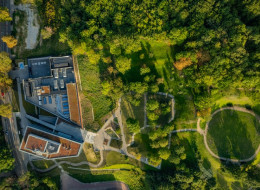 Politechnika Gdańska stworzyła nowy, ogólnodostępny park o powierzchni ok. 7,5 tys. m2, położony we Wrzeszczu przy Górze Szubienicznej, tuż za Centrum Kompetencji STOS. Projekt budowy parku, realizowany w ramach „Planu klimatycznego PG”, kosztował nieco ponad 3,5 mln zł i wpisuje się w strategię uczelni dotyczącą zrównoważonego rozwoju. Zaprojektował go arch. Zbigniew Reszka z pracowni architektonicznej Arch Deco.