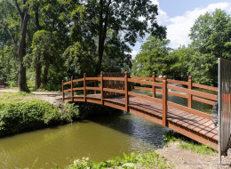 Park im. Szafera, położony na terenie osiedla Słocina w Rzeszowie, stanowi cenny element dziedzictwa urbanistycznego miasta.