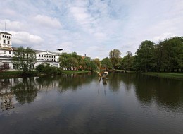 Na obrzeżach parku stoi „Biała Fabryka” Geyera pochodząca z XIX wieku. Obecnie obiekt pełni funkcję Muzeum Włókiennictwa i uchodzi za najpiękniejszy, klasycystyczny przykład budownictwa architektury przemysłowej w Polsce. 