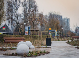 Warszawska aleja Komisji Edukacji Narodowej wzbogaciła się o nowy park kieszonkowy. Powstał on w pobliżu Multikina, a jego realizacja była możliwa dzięki głosom uzyskanym w Budżecie Obywatelskim w ramach projektu „Pocket Parki dla Warszawy”. Jest to kolejny tego typu park na mapie stolicy, do końca 2022 r. do użytku ma zostać oddanych pięć kolejnych. Projekt powstał w pracowni ksztaltownia.pl Urszuli Michalskiej, za realizację odpowiada zaś firma AG-Complex. Całość prac nadzorowana była przez Zarząd Zieleni m.st. Warszawy.