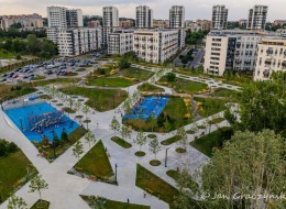 Ostatnimi czasy w krakowskich Czyżynach masowo powstają nowe osiedla. Przy jednym z nich, pracownia Jakabe Projekty, zaprojektowała wielofunkcyjny park. Za jego wykonanie odpowiedzialna była firma Krisbud. 