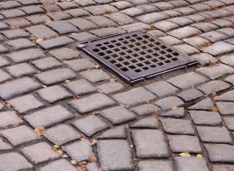 Kalisz stał się pierwszym miastem w Polsce, gdzie zakazano budowy chodników z betonowej lub kamiennej kostki brukowej.