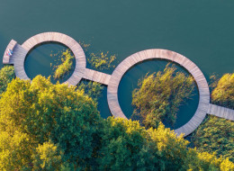 Paweł Grobelny otrzymał właśnie po raz kolejny nagrodę „DNA PARIS DESIGN AWARD” w kategorii „Landscape Design” za projekt zagospodarowania nadbrzeża Jeziora Słupeckiego w Wielkopolsce. Pomosty w kształcie okręgów, miejski basen wydzielony z jeziora, pomost do Kopca Szwedzkiego oraz minimalistyczne platformy nad Jeziorem Słupeckim są głównymi elementami zagospodarowania tej przestrzeni. Projekt dla Jeziora Słupeckiego otrzymał już w tym roku nagrodę „Property Design Award 2024” dla najlepiej zaprojektowanej przestrzeni publicznej w Polsce. Nagroda „DNA PARIS DESIGN AWARD” to kolejna nagroda dla tej realizacji, tym razem o wymiarze międzynarodowym.