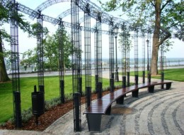 Pergola to roślina, która jest znana od wieków. Wykorzystywana była na wiele sposobów, najczęściej jednak stanowiła ozdobę skwerów czy ogrodów. 