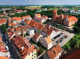 Ideologia SLOW CITY, bądź inaczej nazywana z języka włoskiego Cittàslow promuje zbudowanie definicji „powolnego  miasta”. Od 1999 roku organizacja stara się prowadzić działania mające na celu oparcie się homogenizacji i globalizacji miast. 