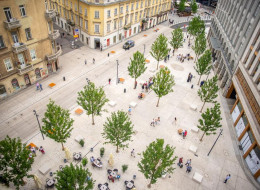 Placem Pięciu Rogów nazywany jest styk kilku warszawskich ulic znajdujących się w centrum miasta. Obszar łączący Bracką, Kruczą, Zgody, Chmielną i Szpitalną przeszedł niedawno rewitalizację poprzedzoną konsultacjami społecznymi i stał się przestrzenią stworzoną głównie z myślą o pieszych – na plac mogą teraz wjechać jedynie samochody mieszkańców oraz pojazdy komunikacji miejskiej. Rewitalizacja Placu Pięciu Rogów została przeprowadzona według projektu stołecznej pracowni architektonicznej WXCA.