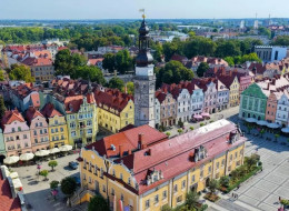 Tradycja ceramiczna Bolesławca, dotąd kojarzona głównie ze sztuką użytkową, stała się kluczowym motywem rewitalizacji tamtejszego Rynku Starego Miasta. Przeniesienie rzemieślniczego dziedzictwa w przestrzeń publiczną przyniosło wyrazisty efekt — historyczne centrum zyskało unikalny charakter, łącząc walory estetyczne z pełną dostępnością dla mieszkańców i odwiedzających.