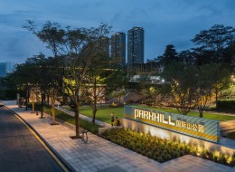 Parkhill Greens powstało w chińskim Shenzhen, w dzielnicy Jiangangshan, w miejscu w którym dwadzieścia lat temu powstały pierwsze zabudowania, z czasem kształtujące największą dzielnicę mieszkaniową w zachodniej części miasta. Dziś ten ekologiczny park to także tętniące życiem centrum, łączące stare dzielnice mieszkaniowe z nowymi strefami biznesowymi i szkołami, podkreślające naturalne walory okolicy.