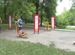 Siłownie plenerowe już na dobre wpisały się w krajobraz miejskich parków oraz skwerów. I choć bezpłatny dostęp do urządzeń pozwalających zachować dobrą kondycję powinien skusić niejednego miłośnika sportu, nie zawsze miejsca te cieszą się dużym powodzeniem. Dlaczego?