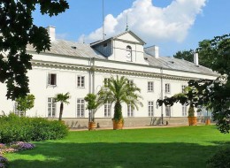 W ramach rewitalizacji niezagospodarowanego obszaru Łazienek Królewskich o pow. 2,5 ha powstanie nowy ogród oraz 1800 m2  przestrzeni wystawowej pod jego powierzchnią. 