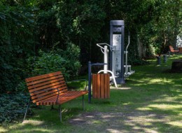 Zrewitalizowane podwórko przy ul. Marymonckiej 93/97 (róg ul. Twardowskiej) w Warszawie odzyskało dawną funkcję i wzbogaciło się o elementy malej architektury  