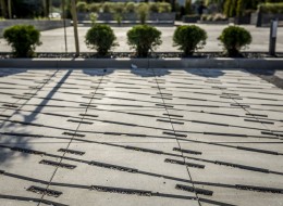 Współczesne przestrzenie miejskie powinny być projektowane w zrównoważony i ekologiczny spo-sób, przy założeniu odpowiedniego balansu pomiędzy walorami funkcjonalnymi, a zachowaniem przestrzeni bioaktywnych. W takich zrównoważonych koncepcjach doskonale sprawdzają się be-tonowe płyty ażurowe.