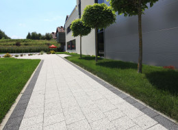 Mogą być wąskie lub szerokie, proste lub kręte, wykonane z dużych lub małych elementów układa-nych w jedną płaszczyznę czy też metodą „step by step” – budowa alejek ogrodowych, bo o nich mowa, to czasem nie lada wyzwanie. Pokażemy, w jaki sposób można je zaaranżować.