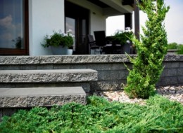 Współczesna architektura przestrzeni podkreśla przede wszystkim indywidualny charakter każdego budynku oraz dąży do pełnej harmonii z otoczeniem. Kształt, elewacja domu, nawierzchnia wokół oraz krajobraz powinny tworzyć spójną i przemyślaną kompozycję. Projektowanie każdego z tych elementów wymaga prawdziwego kunsztu, dzięki któremu nasz dom może wyróżniać się pięknem oraz odzwierciedlać naszą osobowość.