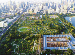 W centrum Bangkoku, na terenie dawnej fabryki tytoniu, powstał monumentalny Benjakitti Forest Park – zielona przestrzeń o powierzchni ok. 46 ha, o niskich kosztach utrzymania, zaprojektowana przez Turenscape. Realizacja projektu o ograniczonym budżecie zajęła jedynie 18 miesięcy. Projekt Benjakitti Forest Park stał się nowym symbolem kulturowym miasta, przekształcając betonowy teren po dawnej fabryce tytoniu w żywy ekosystem. Park nie tylko pełni funkcje rekreacyjne i reprezentacyjne, reguluje także wodę deszczową, oczyszcza ją oraz tworzy siedliska dla dzikiej fauny i flory. Benjakitti Forest Park stanowi również największą publiczną przestrzeń w centrum miasta.