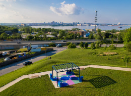 Nowa przestrzeń publiczna Interwoven, zlokalizowana w Garrett Park w amerykańskim Baltimore, stworzona została myślą o mieszkańcach, dla których miejsce, w którym zrealizowano projekt, miało przede wszystkim negatywne skojarzenia. Interwoven powstała dzięki współpracy The Urban Conga z mieszkańcami dzielnicy Brooklyn w South Baltimore, która boryka się z problemami związanymi z narkomanią, przemocą z użyciem broni i zanieczyszczeniem środowiska.