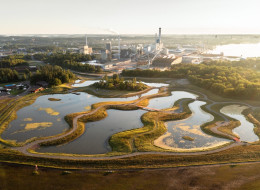 Położony w szwedzkim mieście Västerås Johannisberg Wetland Park jest jednym z pierwszych projektów zrealizowanych w ramach programu LIFE IP Unii Europejskiej, którego nadrzędnym celem jest poprawa środowiska wodnego, nie tylko w wymiarze lokalnym, ale i rozszerzającym się na kolejne regiony kraju. Projekt ten, rozpoczęty w styczniu 2017 r. kontynuowany będzie do końca 2024 r., w poszczególnych etapach realizując kolejne cele. Johannisberg Wetland Park nie tylko oczyszcza szwedzkie wody, ale stanowi również miejsce rekreacji i edukacji dla społeczności lokalnej. Zaprojektowany został przez szwedzkie studio Topia landskapsarkitekter.