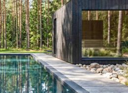 Nowoczesny ogród leśny łączy architekturę krajobrazu z istniejącym drzewostanem, oferując strefę basenową typu infinity, zagłębione palenisko oraz rozbudowany program rekreacyjny.