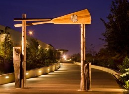 The Vancouver Land Bridge to jedna z największych instalacji łącząca ponownie Columbia River z Fort Vancouver w najbardziej naturalny sposób. Most utworzono na kształt pieszej serpentyny pełnej rodzimej roślinności. Projekt wykonany przez Jones & Jones Architecture oraz zespół architektów krajobrazu z Seattle był nagradzany wielokrotnie w 2009 roku. 