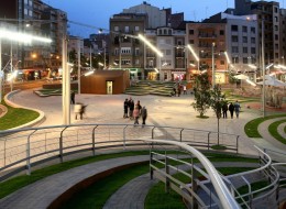 Za najbardziej atrakcyjną przestrzeń publiczną miasta Lleida w Hiszpanii uchodzi Ricard Viñes Square. To otwarty plac wyróżniający się pośród innych skwerów dość abstrakcyjną formą zagospodarowania.