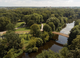 Projekt rewitalizacji znajdującego się w litewskim Poniewieżu Skaistakalnis Park, przekształcił najstarszy park miasta w nowoczesną i atrakcyjną przestrzeń publiczną, zachowując jego naturalny charakter. Mający prawie 30 ha powierzchni Skaistakalnis Park, usytuowany nad rzeką Nevežis, przeszedł gruntowną modernizację pod kierownictwem zespołu architektów krajobrazu PUPA / Life Over Space. Twórcom udało się  połączyć historyczne dziedzictwo miejsca z nowoczesnymi rozwiązaniami funkcjonalnymi. Głównym celem projektu było zwiększenie dostępności parku dla mieszkańców oraz przywrócenie jego dawnej roli jako przestrzeni rekreacyjnej i kulturalnej.