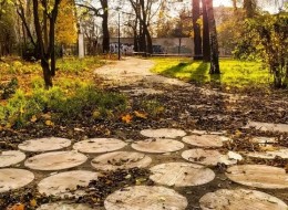 Skwer na osiedlu Borek we Wrocławiu przez lata pozostawał zapomniany. Z ideą rewitalizacji tego obszaru wyszli mieszkańcy – niewielki zielony obszar jest dającą oddech wyspą otoczoną zabudową mieszkalną różnej jakości