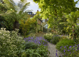 W jednej z londyńskich posiadłości, podczas renowacji domu, przeprowadzona została również rewitalizacja przynależącego do niego ogrodu. 