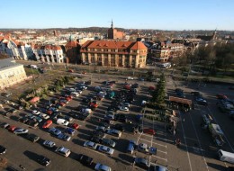 Plac Zwycięstwa to obecnie potężny parking oraz krzyżujące się,  nieuporządkowane ciągi piesze. 