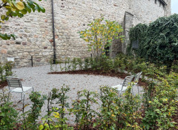 Zamek Rapperswil, jeden z najstarszych zabytków Szwajcarii, przeszedł kompleksową rewitalizację przeprowadzoną według projektu architektów ze studia Park Architekten AG. Realizacja obejmowała zarówno modernizację samego obiektu, jak i przylegającego do niego otoczenia. Głównym celem było zachowanie unikalnego charakteru zamku, przy jednoczesnym dostosowaniu go do współczesnych standardów użytkowych. Co ciekawe – mieściło się w nim przez wiele lat Muzeum Polskie, które w tej chwili przejęła gmina Rapperswil.