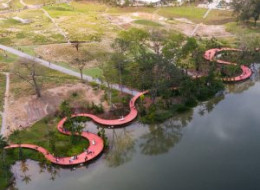 Lakeside Garden, zaprojektowany przez Henninga Larsena i Ramboll Studio Dreiseitl na zlecenie National Parks Board (NParks), to nowoczesny park krajobrazowy znajdujący się w Singapurze. Projekt realizowany w latach 2014-2015, zakończony budową w latach 2016-2019, jest częścią większej koncepcji Jurong Lake Gardens – trzeciego narodowego ogrodu w Singapurze i pierwszego ulokowanego w obszarach zamieszkałych.
