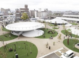 Stacja Tenri – to jeden z elementów centrum przesiadkowego o regionalnym znaczeniu. Tenri w prefekturze Nara na południowym wschodzie Japonii wzbogaciło się w rozbudowany węzeł przesiadkowy z dużymi parkingami rowerowymi i samochodowymi, przystankami kolejowymi i autobusowymi.