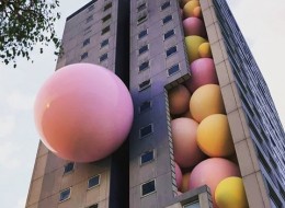 Jak można byłoby ożywić szarą tkankę miejską? Artysta wizualny rek0de przedstawia na to swój pomysł – stworzył serię wizualizacji, na których bloki mieszkalne wypełnia rój kolorowych balonów. 