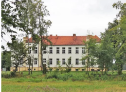 Wynikiem kompleksowej rewaloryzacji ogrodu dworskiego w Wielkich Chełmach, przeprowadzonej przez Pracownię Architektury Krajobrazu Zielony Filtr, jest odświeżona przestrzeń, z której mogą korzystać mieszkańcy okolicy. To przedsięwzięcie nie tylko przywróciło parkowi jego dawny blask, ale także pogłębiło związek między dziedzictwem historycznym a nowoczesnym podejściem do ekologii. Projekt ten zdobył wyróżnienie w konkursie na Najlepszą Przestrzeń Publiczną Województwa Pomorskiego za rok 2021.