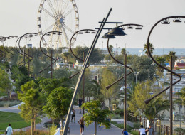 Pod kierownictwem Benedetty Tagliabue z EMBT powstał nowy projekt parku nadmorskiego w Rimini, położonego na wybrzeżu Adriatyku w regionie Emilia-Romania we Włoszech. Projekt o nazwie Parco del Mare, realizowany w latach 2019-2023 obejmował obszar o długości około 6 km i miał na celu stworzenie miejskiego parku zintegrowanego z plażą, gdzie morze odgrywa kluczową rolę kreowaniu krajobrazu. Realizacja projektu została jednym z dziesięciu finalistów 12. edycji Europejskiej Nagrody za Miejską Przestrzeń Publiczną 2024 w kategorii nabrzeży.