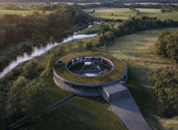 W projekcie „Ring” pracownia Mobius Architekci odwraca zwyczajowy sposób myślenia o domu i jego otoczeniu.
