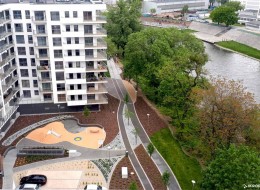 Im większe miasto, tym większe znaczenie ma w nim zieleń. Gęsta tkanka zabudowy utrudnia mieszkańcom codziennego doświadczania przyrody. Oto osiedle River Point na Kępie Mieszczańskiej we Wrocławiu, gdzie nie brakuje roślin.