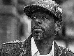 Ron Finley jest nietypowym ogrodnikiem. Nietypowym, bo partyzanckim. Co poprzez swoje działania chce przekazać społeczeństwu?