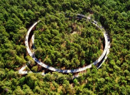 „Cycling through the Trees” to wyniesiona ponad ziemią ścieżka rowerowa powstała w belgijskim Limburg. Konstrukcja powstała bez żadnych odpadów materiałowych.