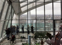 W samym sercu londyńskiego City, wysoko ponad zgiełkiem ulic, rozpościera się jeden z najbardziej rozpoznawalnych ogrodów publicznych świata.