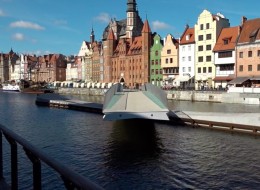 Niedawno otwarta ruchoma kładka połączyła dwa brzegi Motławy. Mieszkańcy Gdańska i turyści mogą swobodnie przedostać się z Długiego Pobrzeża na Wyspę Spichrzów