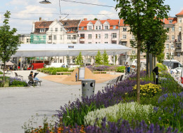 Przebudowa poznańskiego Rynku Łazarskiego była efektem dwuetapowego konkursu urbanistyczno-architektonicznego, zrealizowanego przez Miasto Poznań na przełomie 2016 i 2017 r. W jego efekcie specyficznie położony plac w dzielnicy Łazarz zyskał nową konstrukcję i zagospodarowanie przestrzeni. Projekt ten konsultowany był również z mieszkańcami, a jego założeniem było stworzenie przestrzeni łączącej kupieckie tradycje, z funkcjonalnością i dostosowaniem do pełnienia funkcji społecznych. Autorem projektu przebudowy Rynku Łazarskiego jest Jacek Bułat z poznańskiej Autorskiej Pracowni Architektonicznej. Prace prowadzone były w latach 2021-2022.