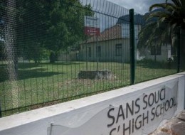 Szkoła dla dziewcząt Sans Souci Girls High School w Newlands w RPA posiada ogrodzenie o długości aż 250 m. Dzięki takiej barierze młodzież będzie bardzo dobrze chroniona przed groźnymi intruzami z zewnątrz oraz niebezpieczeństwami związanymi z samą konstrukcją ogrodzenia.